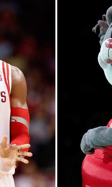 Dwight Howard loses to Rockets mascot in shooting contest